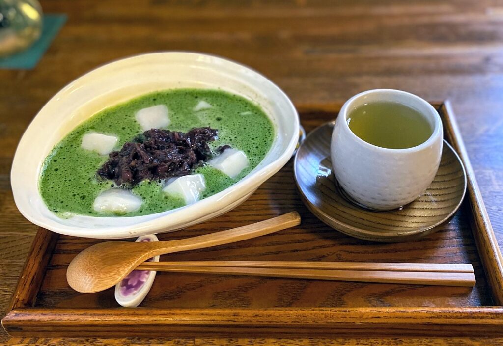 円山茶寮の抹茶ぜんざい（おもち入り）